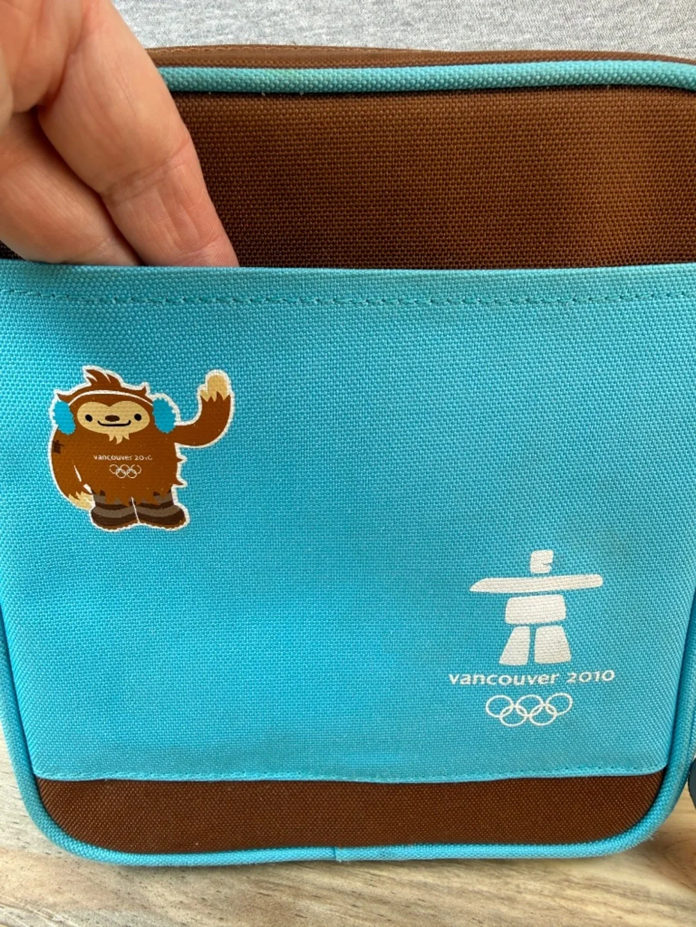 Vancouver 2010 Winter Olympics Mascot QUATCHI Shoulder Strap Bag Great Condition
